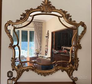 Specchio in legno intarsiato dorato