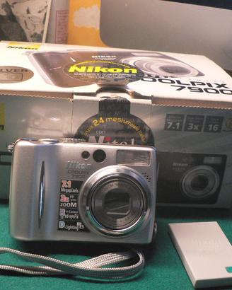 Nikon Coolpix 7900