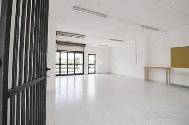 NEGOZIO A CASSANO D'ADDA