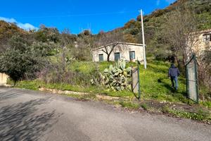 Casa con terreno in contrada Botindari sulla sp60