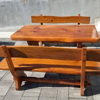 Tavolo in legno massello con cassepanche