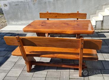 Tavolo in legno massello con cassepanche