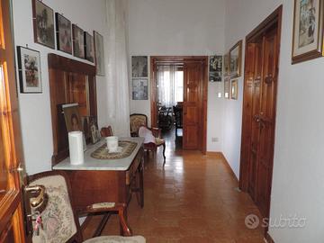 Casa+Terreno indipendente in centro a Oliena (NU)