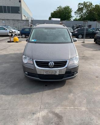Per ricambi Volkswagen Touran 2.0 TDI 2011
