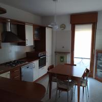 Cucina completa con tavolo e sedie