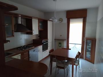 Cucina completa con tavolo e sedie