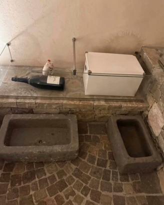 Coppia di Vasche pietra 1768 scolpita a mano