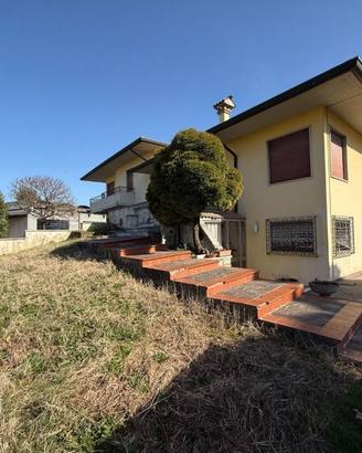 Casa indipendente di 707 m² con 4 locali e posto a