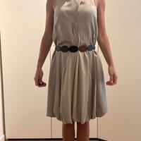 Vestito beige con cintura