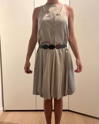 Vestito beige con cintura