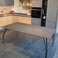 Tavolo allungabile con piano in gres Outlet