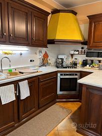 Cucina rustica in castagno e marmo di Carrara
