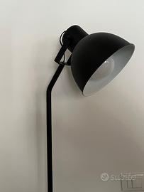 Piantana - lampada nera