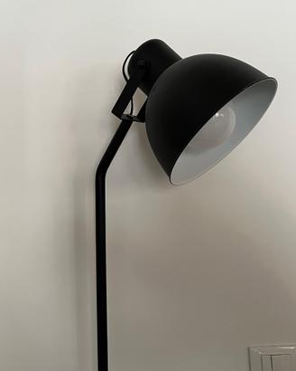Piantana - lampada nera