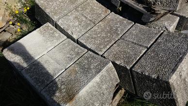 Antico portale con arcata in pietra