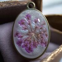 ciondolo con fiore vero essiccato