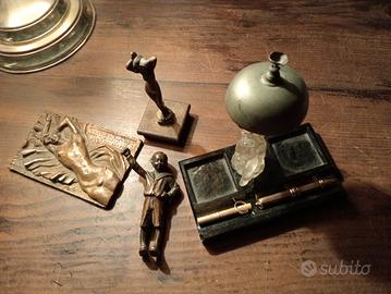 antico campanello da tavolo con bronzetti 