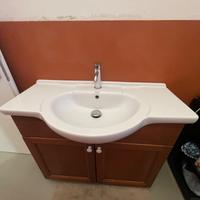 mobile con lavandino senza rubinetto