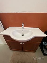 mobile con lavandino senza rubinetto