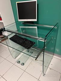Scrivania per pc di design tutta in vetro