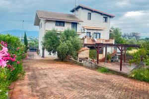 Prenestina villa unifamiliare o fino a tre nuclei