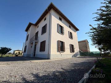 Villa di 350 m² con più di 5 locali a Torrile