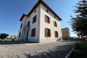 Villa di 350 m² con più di 5 locali a Torrile