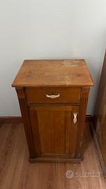 Coppia di comodini vintage in legno