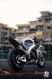 Aprilia rsv4 1100