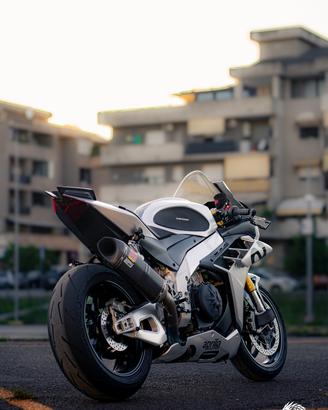 Aprilia rsv4 1100