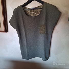 T-shirt verde salvia con la parte dietro in puzxo
