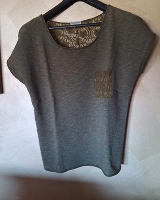 T-shirt verde salvia con la parte dietro in puzxo
