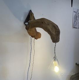 Lampada da parete in legno naturale fatta a mano