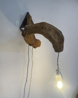 Lampada da parete in legno naturale fatta a mano