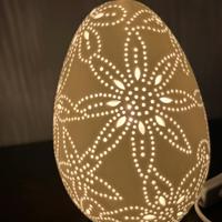 Lampada a forma d’uovo con intarsi floreali