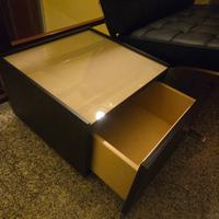 Mobile in legno bianco e marrone