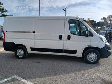 Peugeot Boxer 330 2.2 BlueHDi 120 S&S PC-TN Furgon