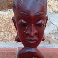 Statuetta etnica in legno intagliata a mano