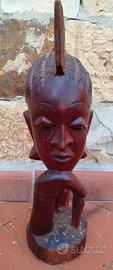 Statuetta etnica in legno intagliata a mano