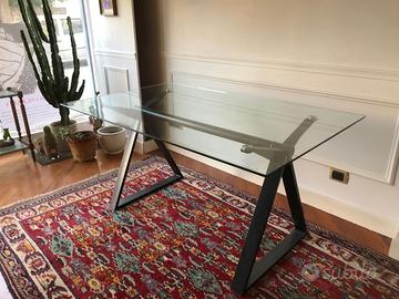 Elegante tavolo in vetro, in buone condizioni