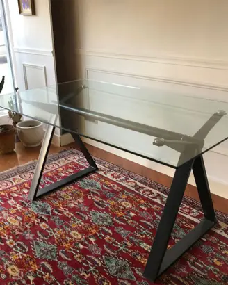 Elegante tavolo in vetro, in buone condizioni