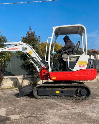 E117 Escavatore 28 q Takeuchi TB228