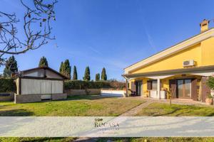 Villa di 143 m² con 5 locali e box auto a Marino