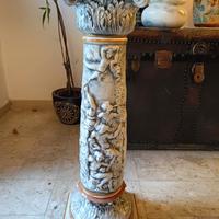 Colonna in ceramica decorata stile Capodimonte