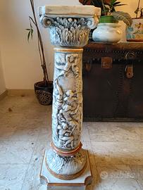 Colonna in ceramica decorata stile Capodimonte