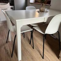 Tavolo con 3 sedie in perfette condizioni