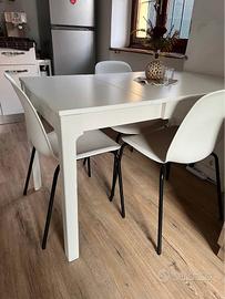 Tavolo con 3 sedie in perfette condizioni