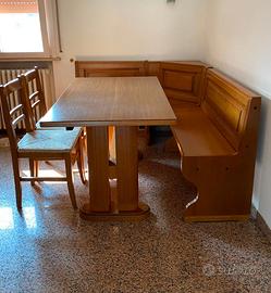 Tavolo, n. 2 sedie e cassapanca marca Scavolini