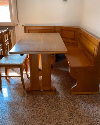 Tavolo, n. 2 sedie e cassapanca marca Scavolini