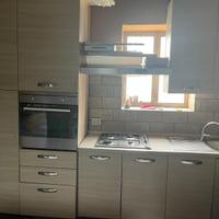 Cucina, tavolo e sedie